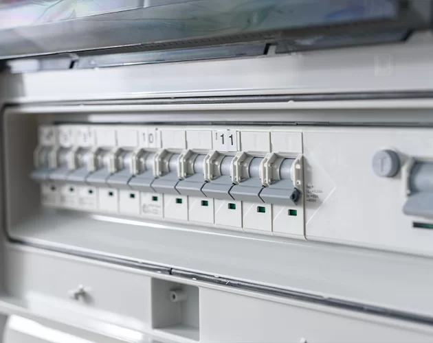 Électricien professionnel au travail